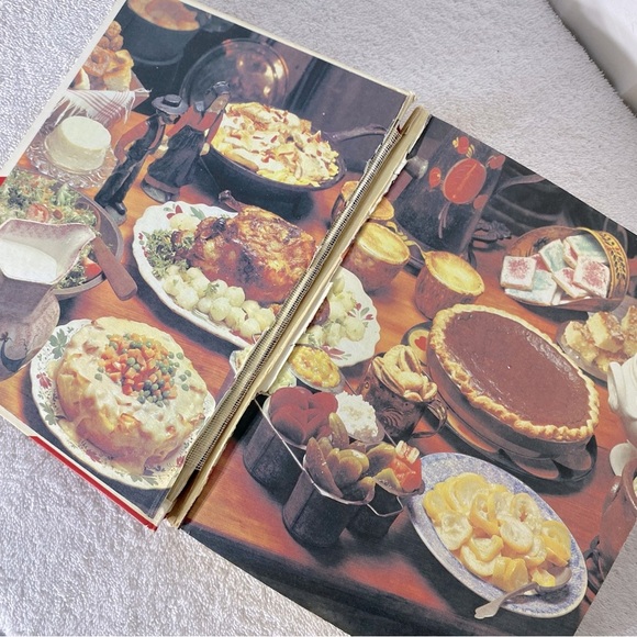 Vintage 1980’s Culinary Arts Institute Canadian Family Cookbook Hardcover - Picture 3 of 11
